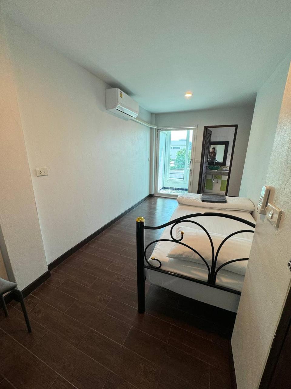 Chris Jay @ Cnx Apartment Chiang Mai Exterior photo